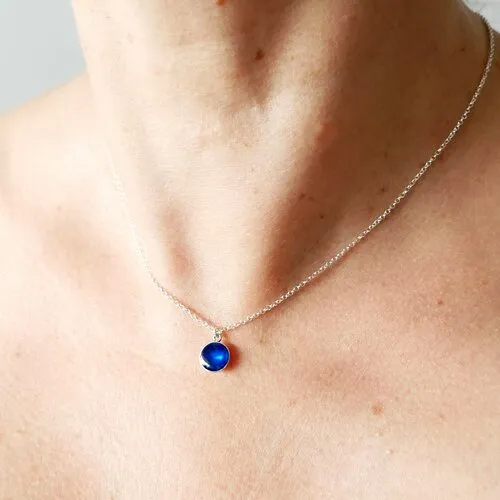 Pendentif minimaliste en argent 925 et résine bleu azure